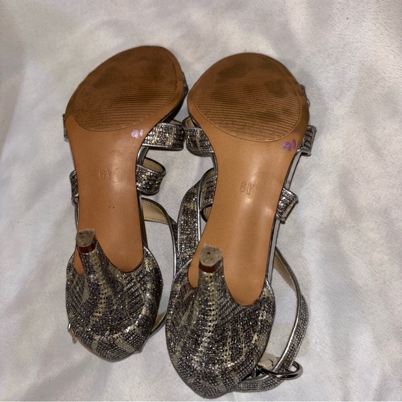 2/$30 Kelly & Katie Women’s Metallic Silver & Gold Strappy Sandals Size 6.5 - Picture 6 of 8